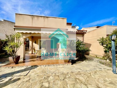 Chalet en venta en Miami Playa, Urbanizacion Costa Zefir, con 3 dormitorios, 2 baños, plaza de garaje, trastero, 2 balcones, terraza y terreno