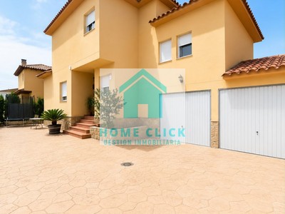 Chalet en alquiler vacacional en Vinaros, Playa, con 4 dormitorios, 3 baños, 2 plazas de garaje, trastero, 3 balcones y terreno