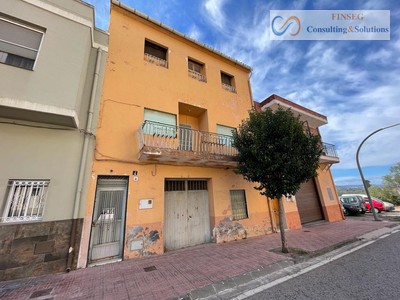 Casa en venta en Valencia, Castelló De Rugat, con 3 dormitorios, baño, aseo, 4 plazas de garaje, trastero, 3 balcones y 3 terrazas