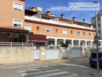 Adosado en alquiler en Valencia, Gandía, con 5 dormitorios, 2 baños, 2 aseos, 3 plazas de garaje y trastero
