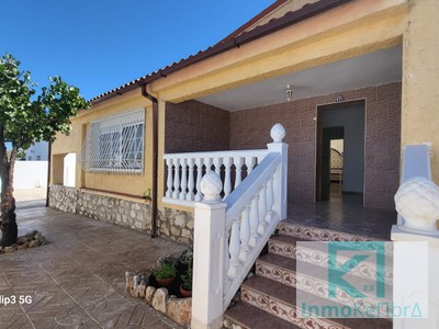 Chalet en venta en Arganda Del Rey, con 4 dormitorios, 2 baños, 2 plazas de garaje, trastero, 2 terrazas y terreno