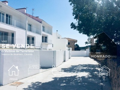 Adosado en venta en Valencia De Alcantara, Zona Fuente Monroy, con 4 dormitorios, baño, aseo, 2 plazas de garaje, trastero y 4 terrazas