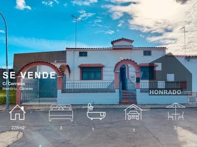 Casa en venta en Membrio, con 3 dormitorios, baño, plaza de garaje, trastero y 3 terrazas