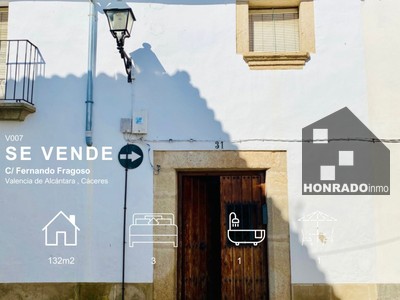 Casa en venta en Valencia De Alcantara, con 3 dormitorios, baño, trastero, terraza y terreno