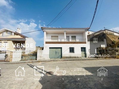 Casa en venta en Valencia De Alcantara, con 4 dormitorios, baño, aseo, 2 plazas de garaje, trastero, balcón y terreno