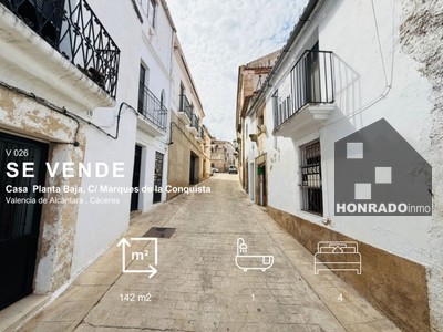 Casa en venta en Valencia De Alcantara, con 4 dormitorios y baño