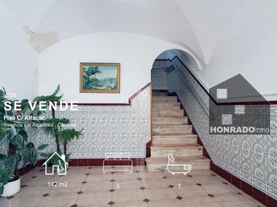 Piso en venta en Valencia De Alcantara, con 3 dormitorios, baño, 2 balcones y terraza