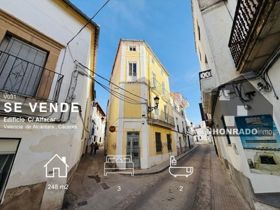 Edificio mixto en venta en Valencia De Alcantara, con 3 dormitorios, baño, aseo y 4 balcones