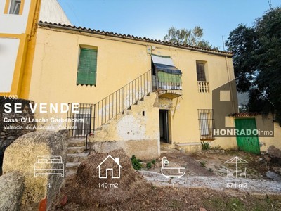 Casa en venta en Valencia De Alcantara, con 4 dormitorios, baño y terreno