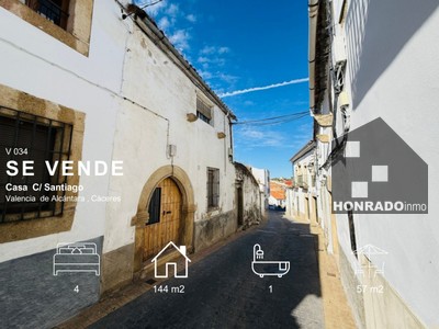 Casa en venta en Valencia De Alcantara, con 4 dormitorios, baño, terraza y terreno