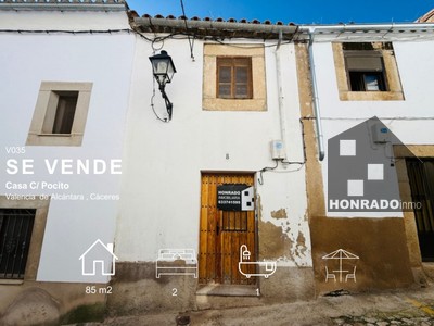 Casa en venta en Valencia De Alcantara, con 2 dormitorios, baño y terraza