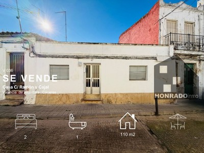 Casa en venta en Valencia De Alcantara, con 2 dormitorios, baño, terraza y terreno