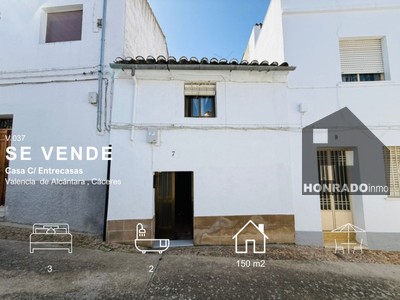 Casa en venta en Valencia De Alcantara, con 3 dormitorios, baño, aseo y terraza