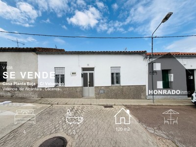 Casa en venta en Valencia De Alcantara, con 4 dormitorios, baño, aseo, trastero y terraza
