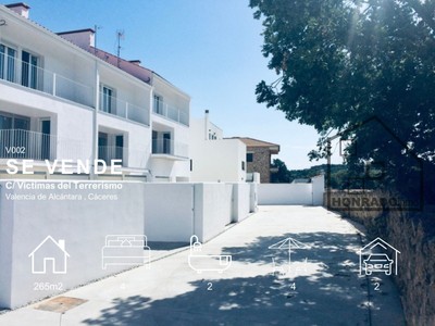 Adosado en venta en Valencia De Alcantara, Zona Fuente Monroy, con 4 dormitorios, baño, aseo, 2 plazas de garaje, trastero y 4 terrazas
