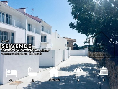 Adosado en venta en Valencia De Alcantara, Zona Fuente Monroy, con 4 dormitorios, baño, aseo, 2 plazas de garaje, trastero y 4 terrazas
