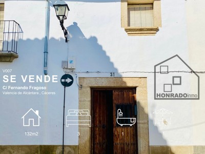 Casa en venta en Valencia De Alcantara, con 3 dormitorios, baño, trastero, terraza y terreno