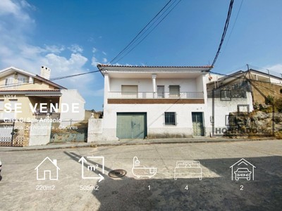 Casa en venta en Valencia De Alcantara, con 4 dormitorios, baño, aseo, 2 plazas de garaje, trastero, balcón y terreno