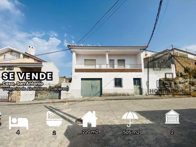 Casa en venta en Valencia De Alcantara, con 4 dormitorios, baño, aseo, 2 plazas de garaje, trastero, balcón y terreno