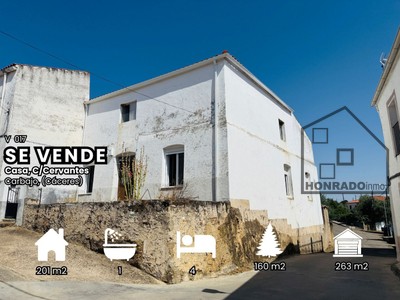 Casa en venta en Carbajo, con 4 dormitorios, baño, trastero y terreno