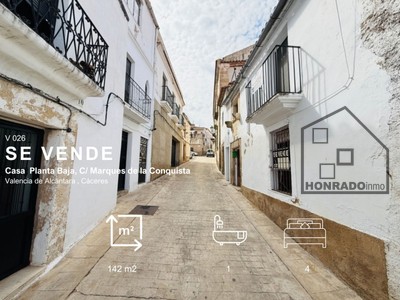 Casa en venta en Valencia De Alcantara, con 4 dormitorios y baño