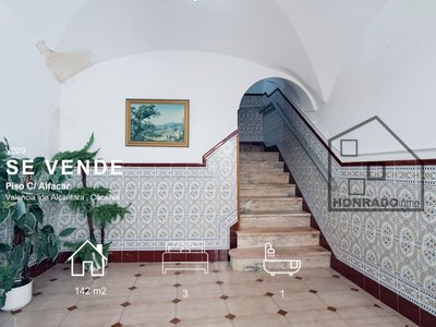 Piso en venta en Valencia De Alcantara, con 3 dormitorios, baño, 2 balcones y terraza