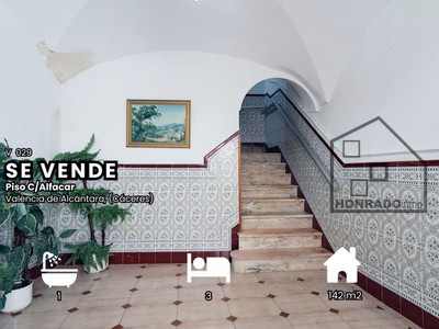 Piso en venta en Valencia De Alcantara, con 3 dormitorios, baño, 2 balcones y terraza