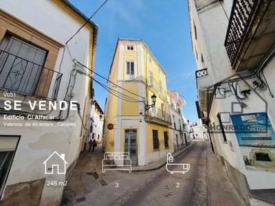 Edificio mixto en venta en Valencia De Alcantara, con 3 dormitorios, baño, aseo y 4 balcones