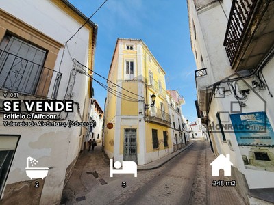 Edificio mixto en venta en Valencia De Alcantara, con 3 dormitorios, baño, aseo y 4 balcones