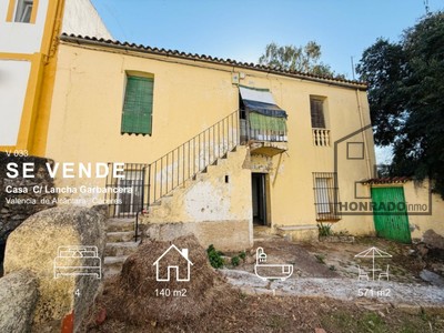 Casa en venta en Valencia De Alcantara, con 4 dormitorios, baño y terreno