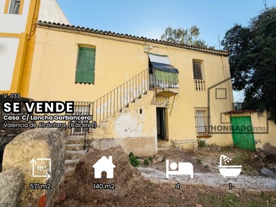 Casa en venta en Valencia De Alcantara, con 4 dormitorios, baño y terreno