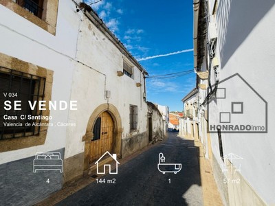 Casa en venta en Valencia De Alcantara, con 4 dormitorios, baño, terraza y terreno