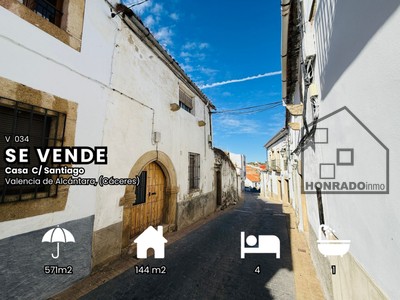 Casa en venta en Valencia De Alcantara, con 4 dormitorios, baño, terraza y terreno