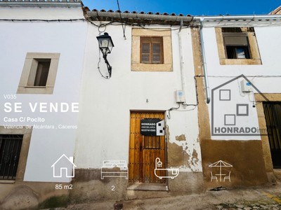 Casa en venta en Valencia De Alcantara, con 2 dormitorios, baño y terraza