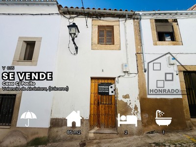 Casa en venta en Valencia De Alcantara, con 2 dormitorios, baño y terraza