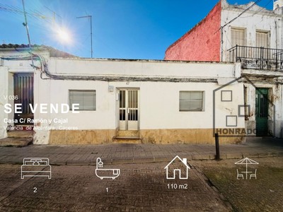 Casa en venta en Valencia De Alcantara, con 2 dormitorios, baño, terraza y terreno