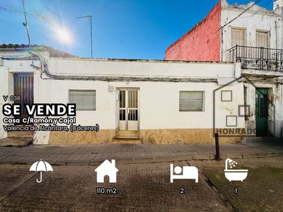 Casa en venta en Valencia De Alcantara, con 2 dormitorios, baño, terraza y terreno