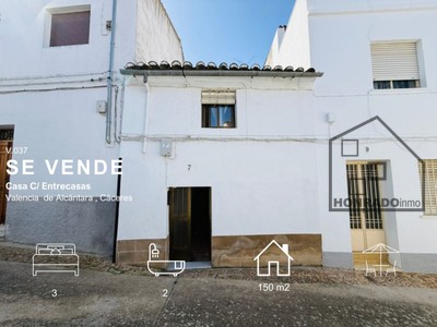 Casa en venta en Valencia De Alcantara, con 3 dormitorios, baño, aseo y terraza