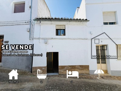 Casa en venta en Valencia De Alcantara, con 3 dormitorios, baño, aseo y terraza