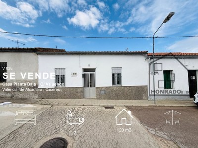 Casa en venta en Valencia De Alcantara, con 4 dormitorios, baño, aseo, trastero y terraza