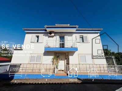 Casa en venta en Valencia De Alcantara, con 5 dormitorios, 3 baños, aseo, 2 plazas de garaje y 3 terrazas