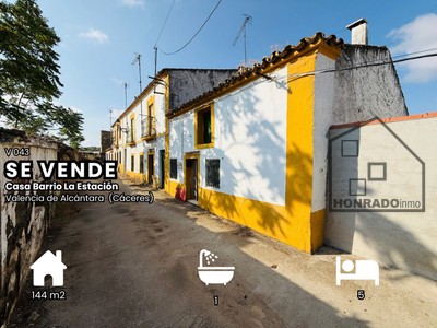 Casa en venta en Valencia De Alcantara, con 5 dormitorios y baño
