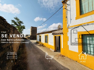Casa en venta en Valencia De Alcantara, con 2 dormitorios, baño y terraza