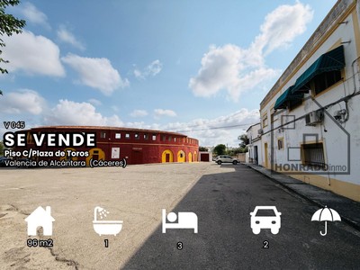 Piso en venta en Valencia De Alcantara, con 3 dormitorios, baño, 2 plazas de garaje, trastero y terraza