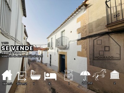 Casa en venta en Valencia De Alcantara, con 4 dormitorios, baño, trastero y terreno