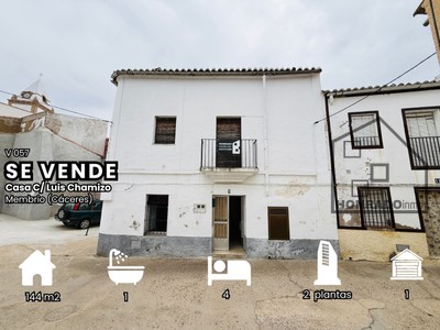 Casa en venta en Membrio, con 4 dormitorios, baño, trastero, balcón y terraza