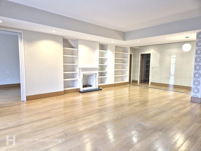 Piso en venta en Bilbao, con 3 dormitorios, 2 baños, plaza de garaje y trastero