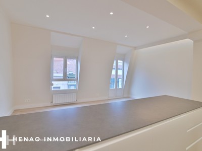 Piso en venta en Bilbao, Abando, con 3 dormitorios, 2 baños y balcón