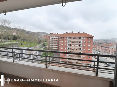 Piso en venta en Bilbao, con 2 dormitorios, 2 baños, plaza de garaje, trastero y terraza
