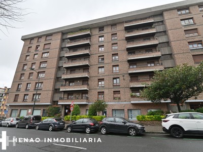 Piso en venta en Bilbao, Begoña, con 3 dormitorios, 2 baños, plaza de garaje, trastero y balcón